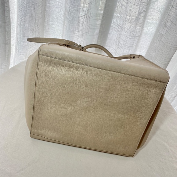 Celine Medium Big Bag in Soft Bare Calfskin - Light Taupe - Picture 11 of 16